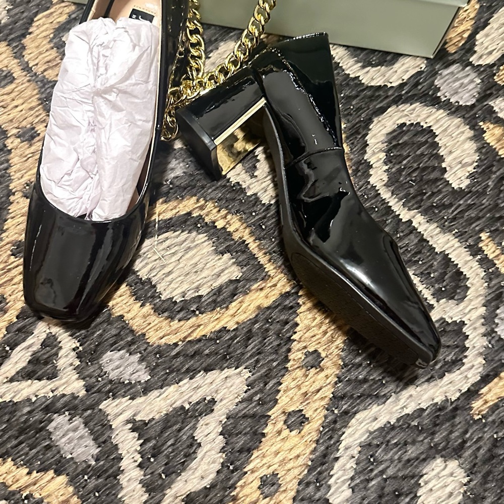 Elegant Black Heels with Glossy Finish